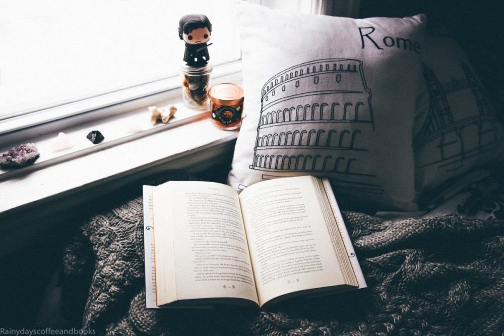 Стопка книг Эстетика