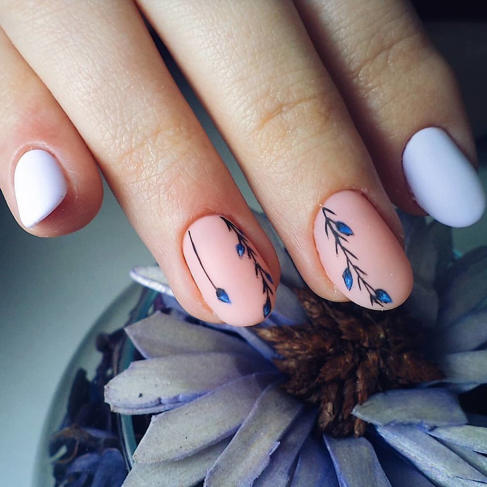 Нежный маникюр с веточкой