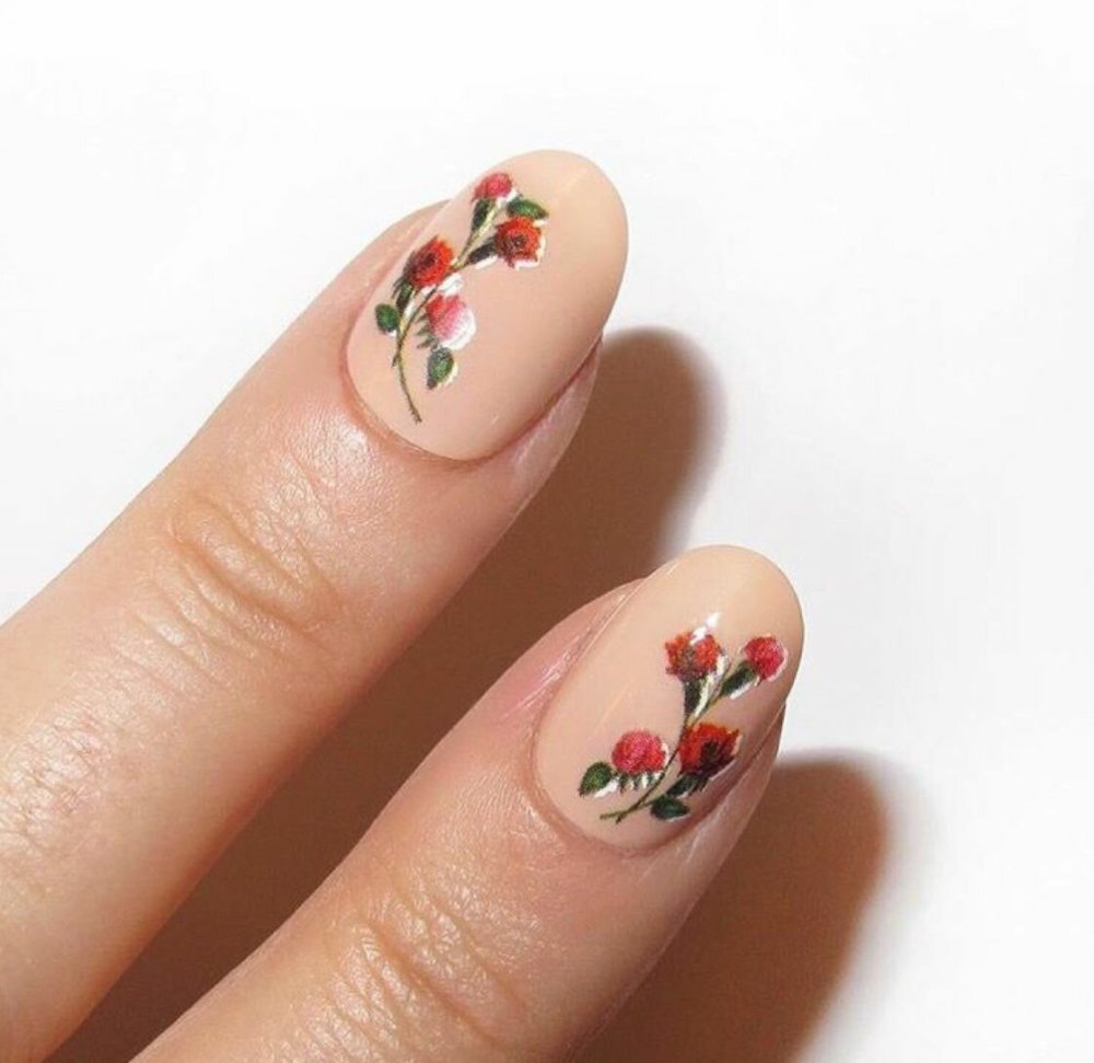 Маленькие цветочки на ногтях