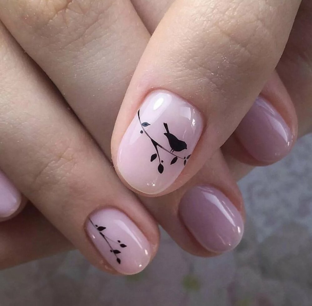 Розовый маникюр с веточкой