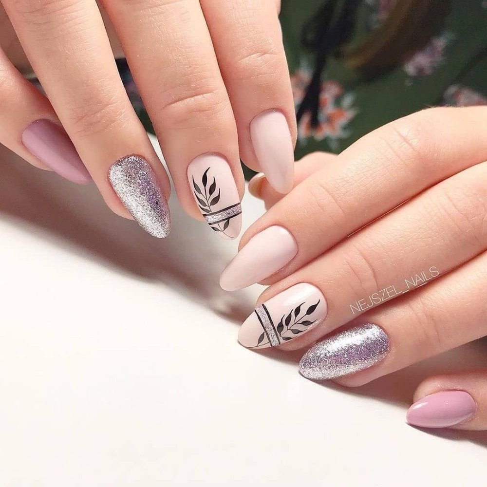 Нежный маникюр с веточкой