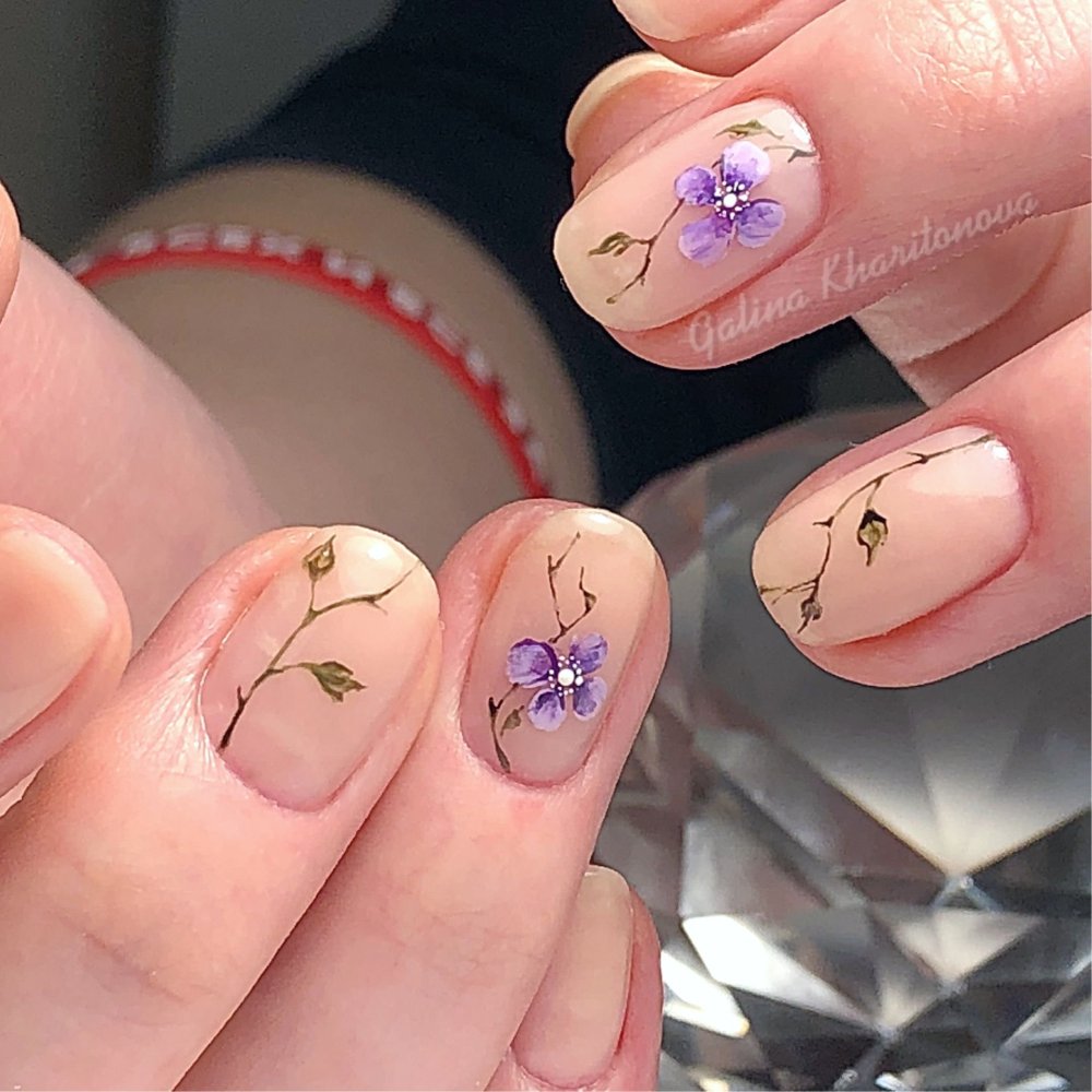 Нежный маникюр светочками