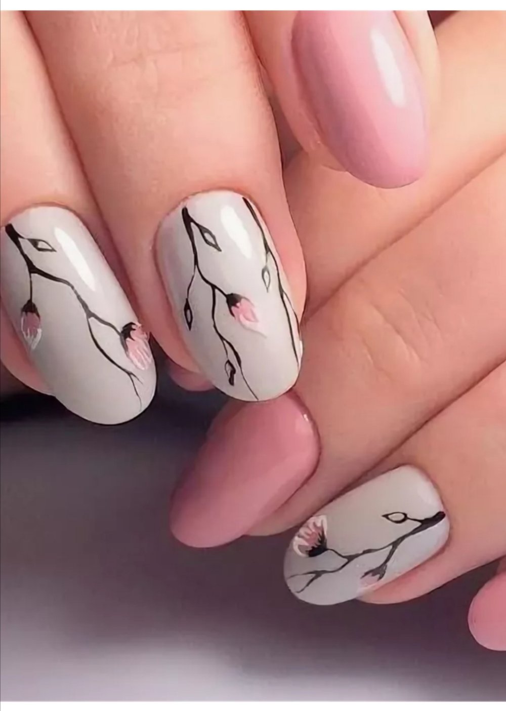 Маникюр с веточками и листочками нежные