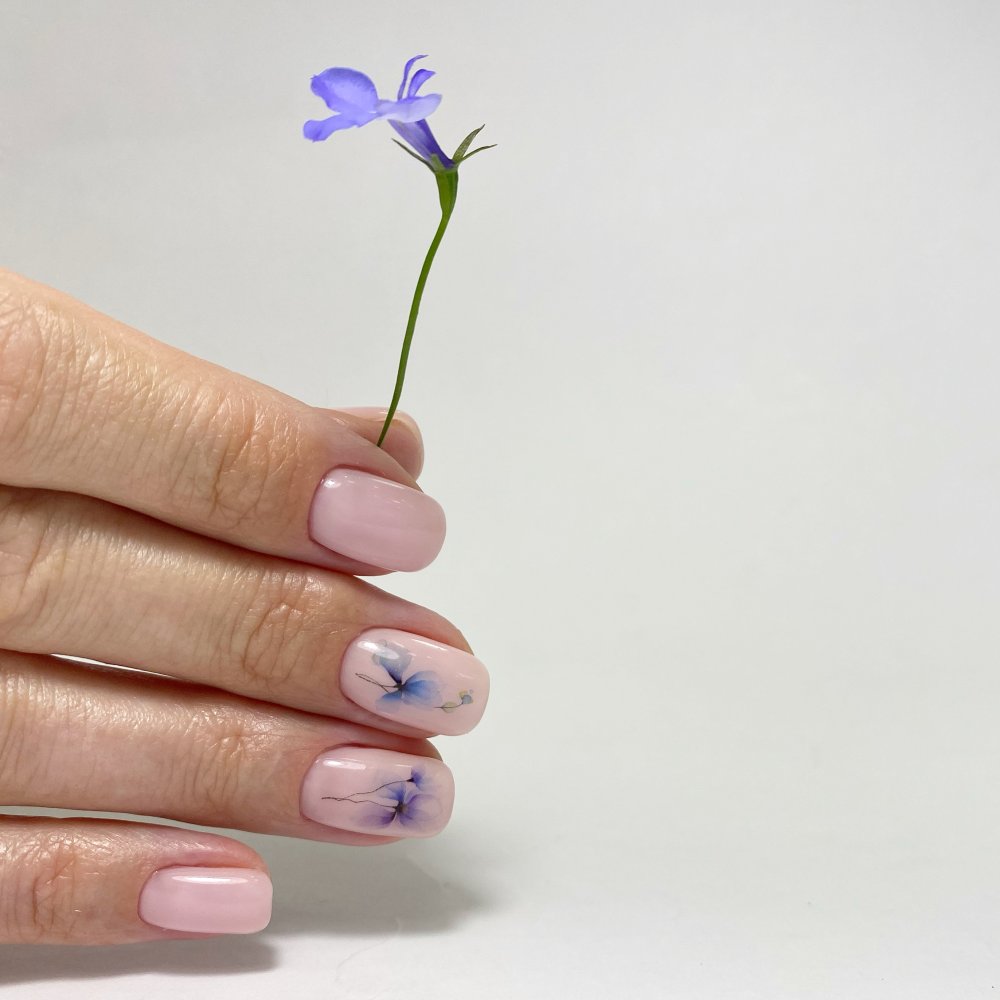 Маникюр на короткие ногти нежные с цветами