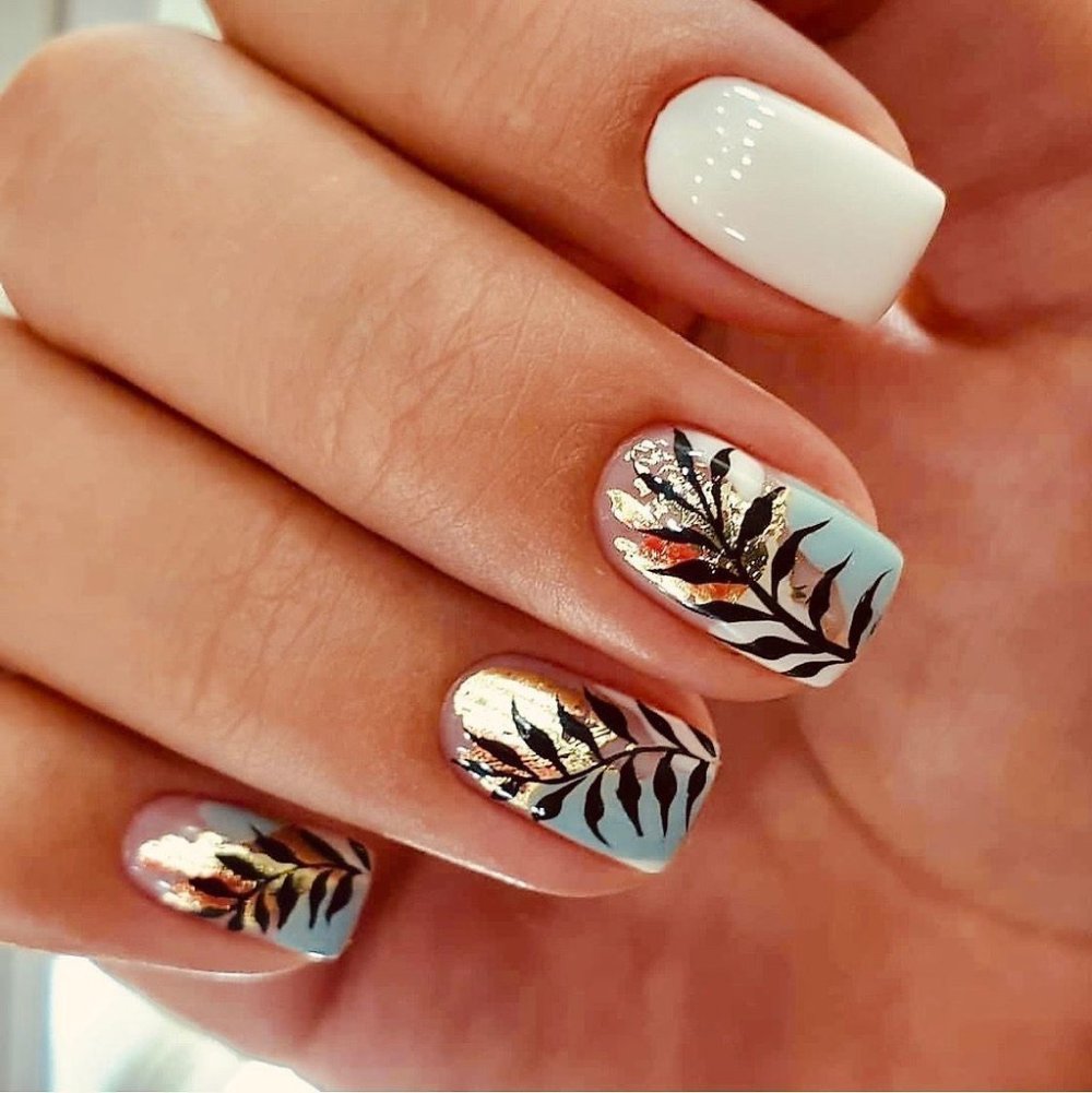 Маникюр с веточкой листьев