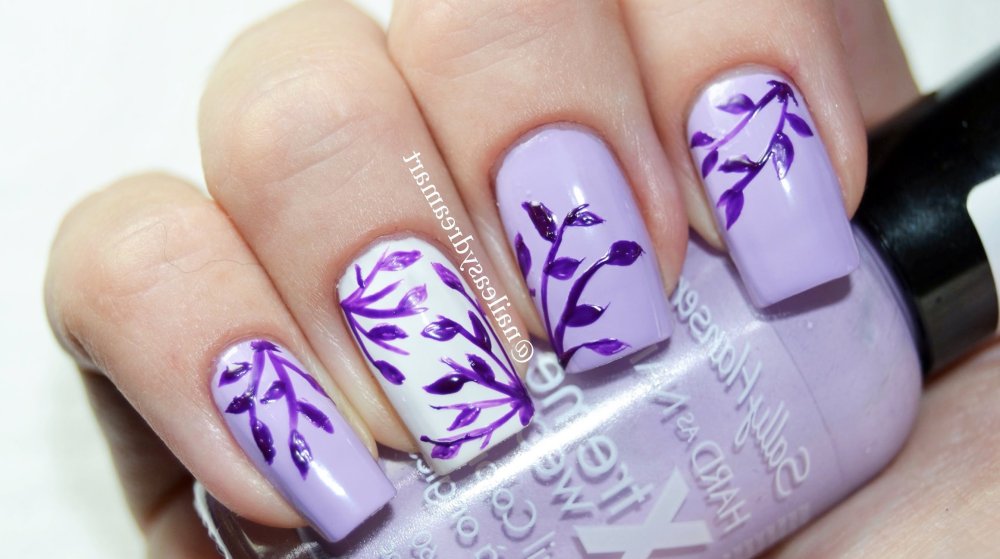 Сиреневый маникюр с узорами