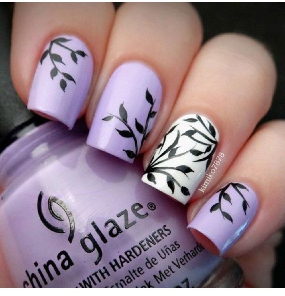 Маникюр с узором веточки