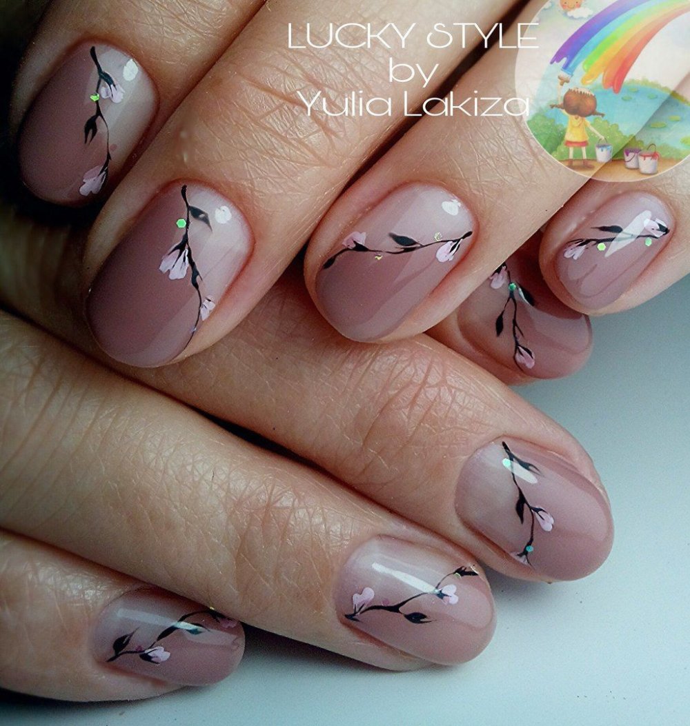 Французский маникюр с веточкой