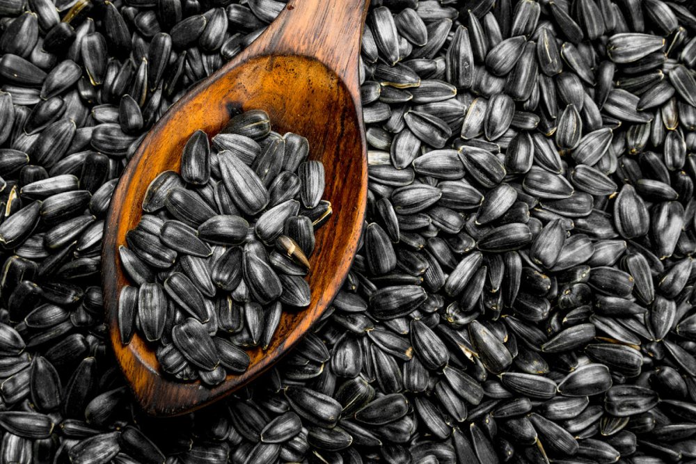 Подсолнухи на фоне досок