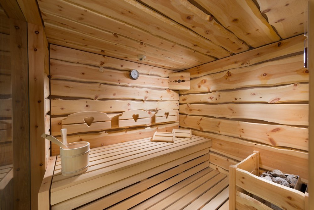 Отделка стен необрезной доской