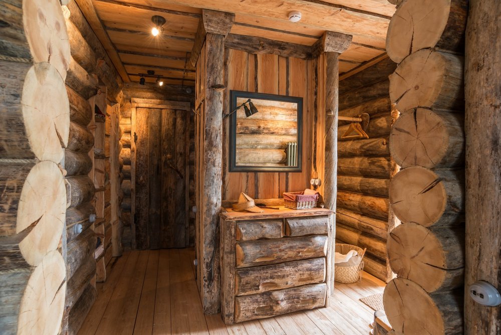 Потолок из необрезной доски