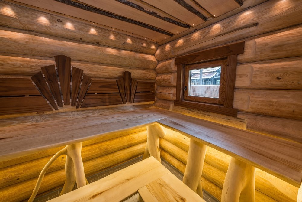 Полки в бане из необрезной доски