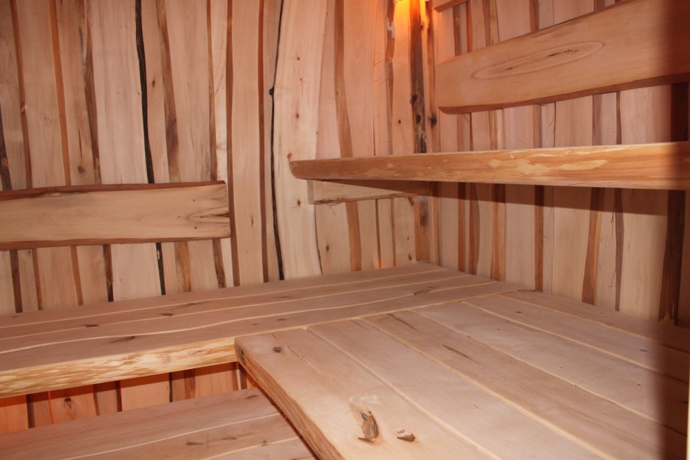 Старый бревенчатый дом изнутри