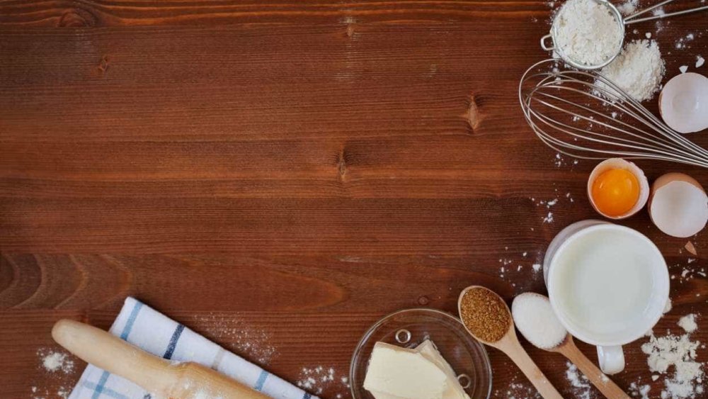 Стол с мукой и выпечкой