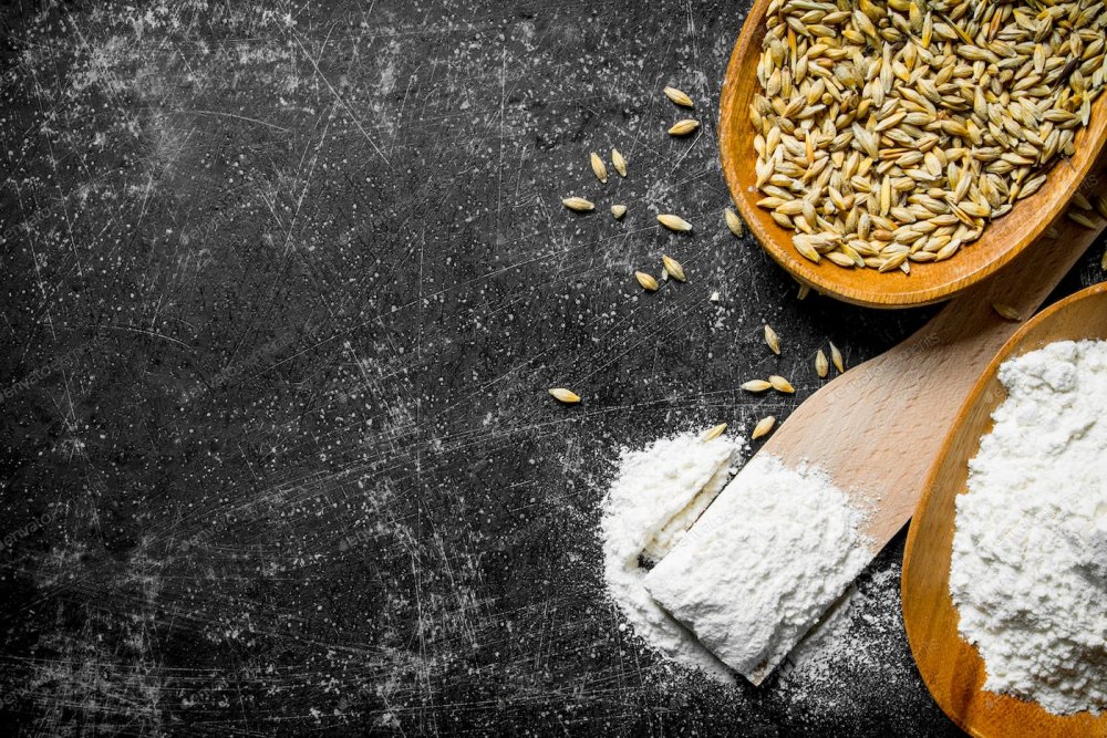 Рассыпанная мука на черном фоне