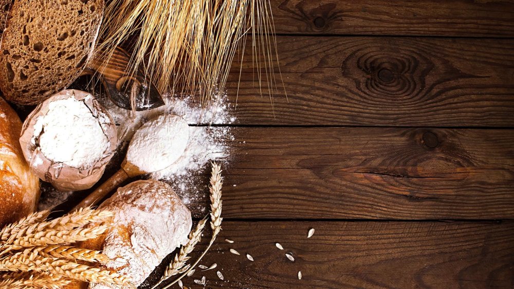 Хлебобулочные изделия на деревянном фоне