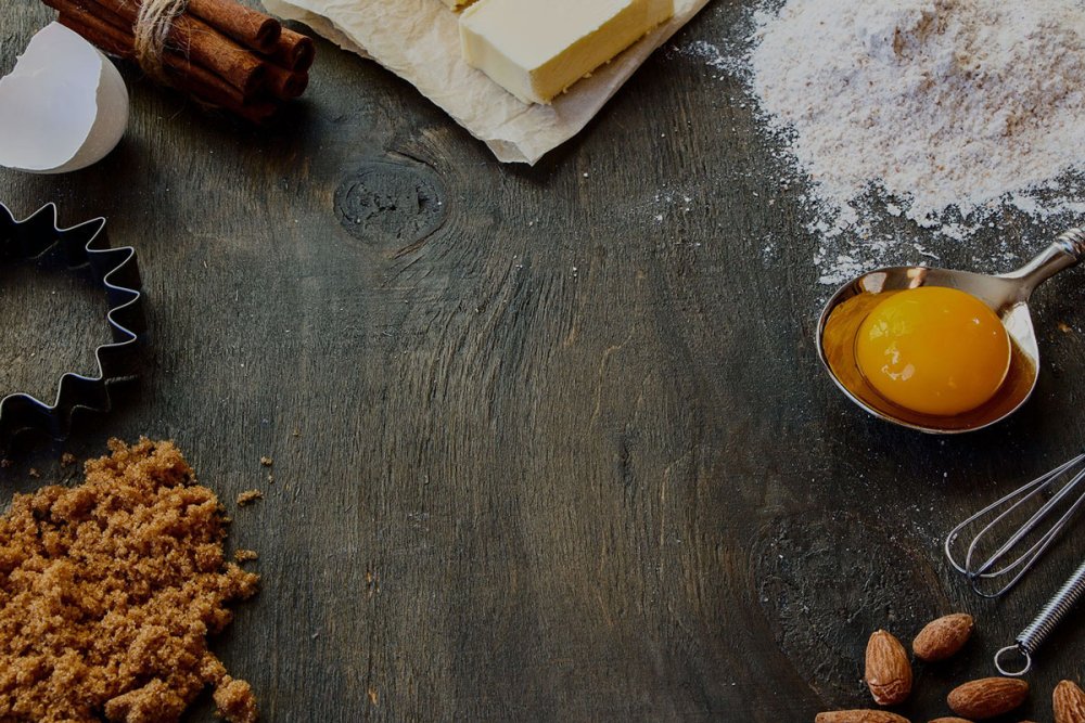 Деревянный стол с мукой