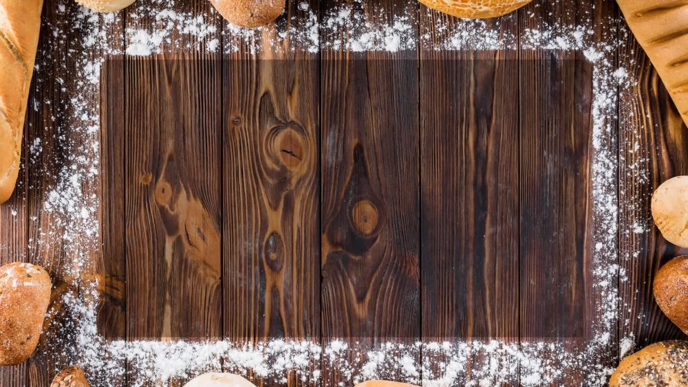 Деревянный фон с мукой