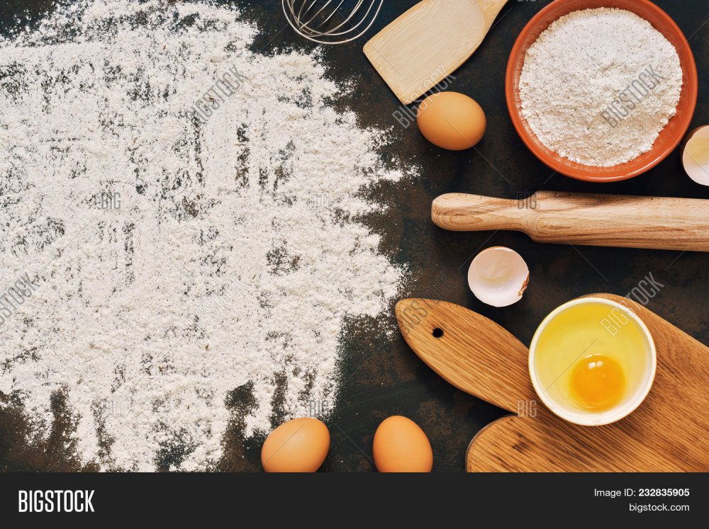 Стол с мукой вид сверху