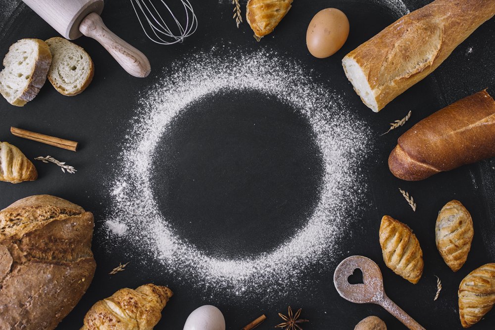 Мука на черном фоне