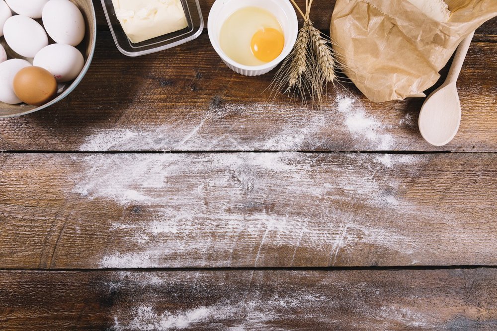 Деревянный стол с мукой