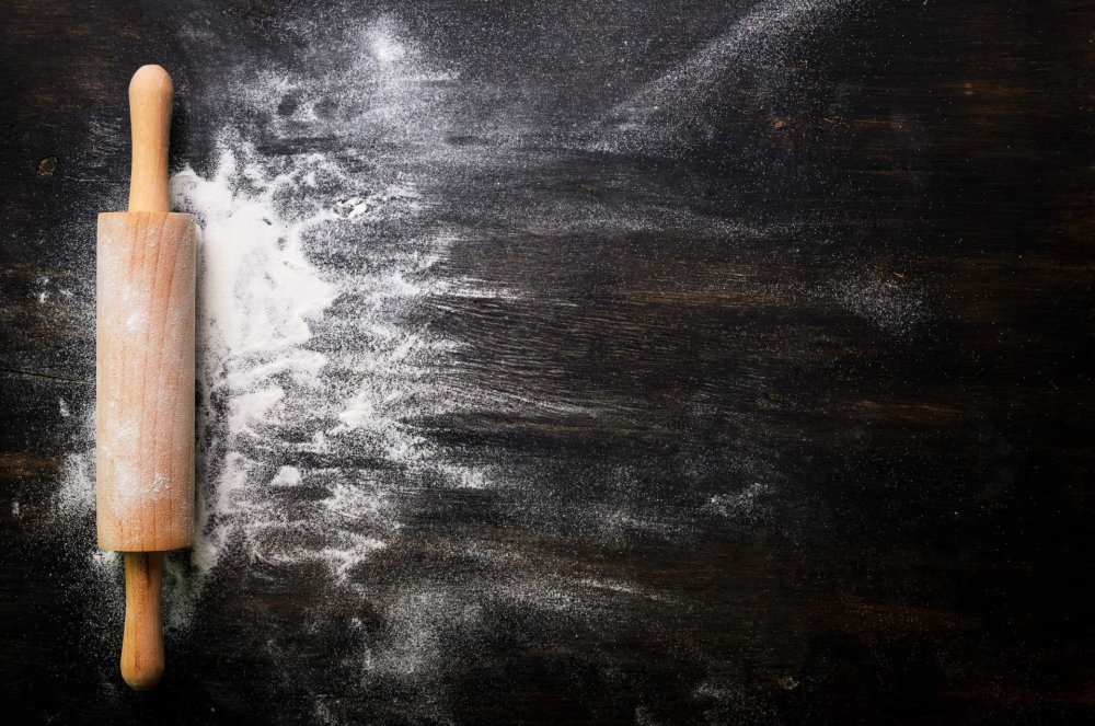 Скалка деревянная на столе