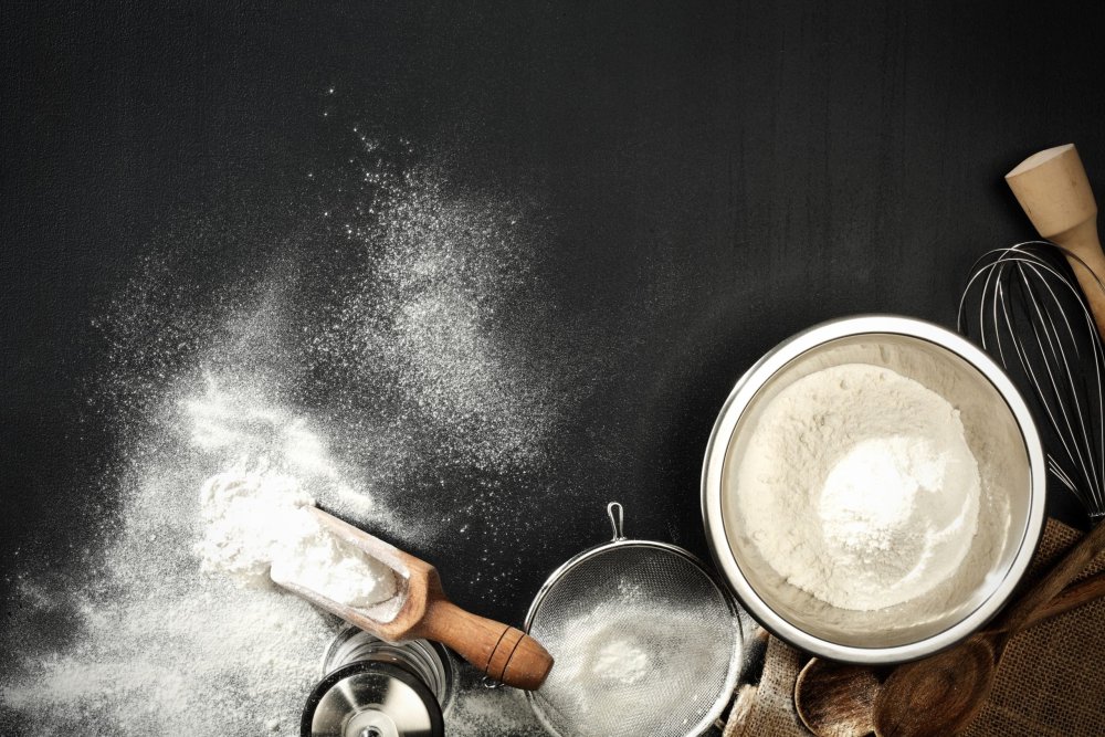 Мука на темном столе