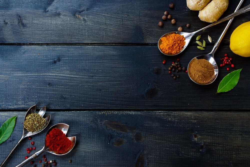 Специи на деревянном столе
