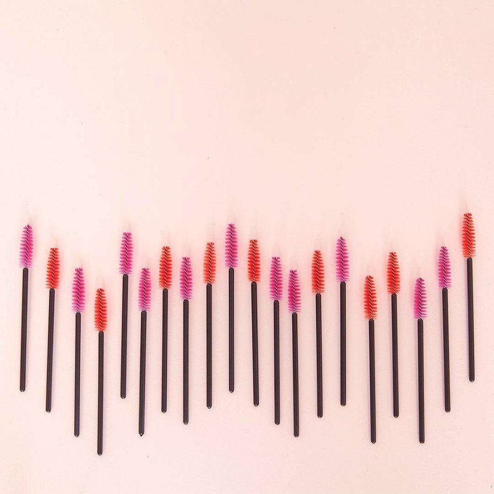 Ресницы на розовом фоне