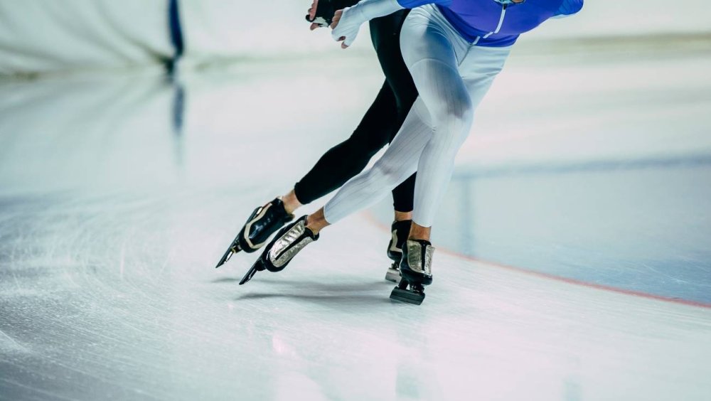 Конькобежные коньки на льду