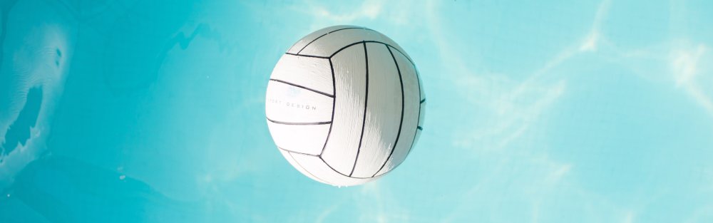 Волейбольный мяч на голубом фоне