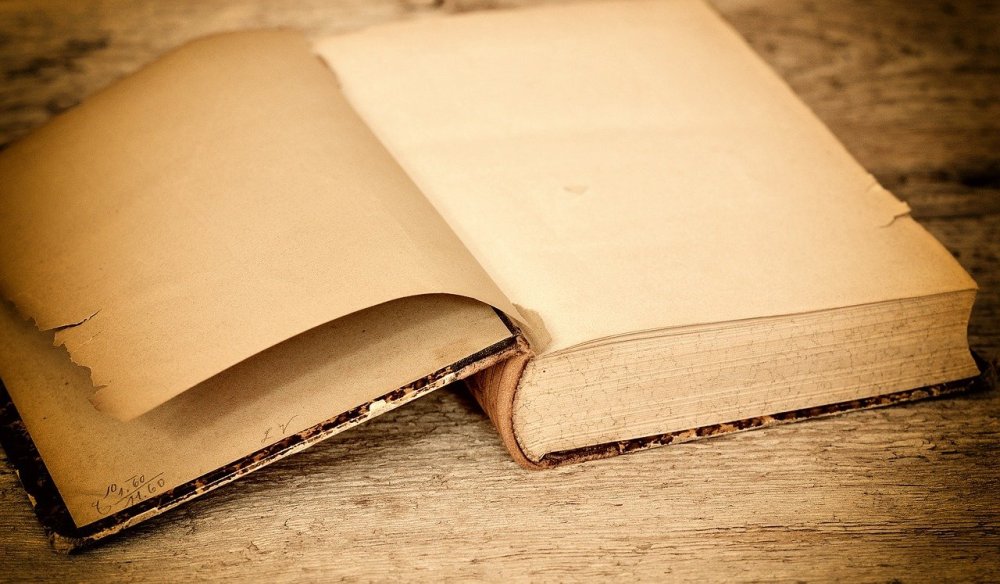 Старые книги на бежевом фоне