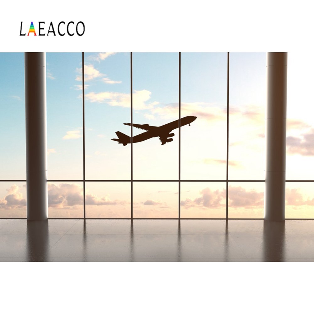 Ребенок в аэропорту у окна