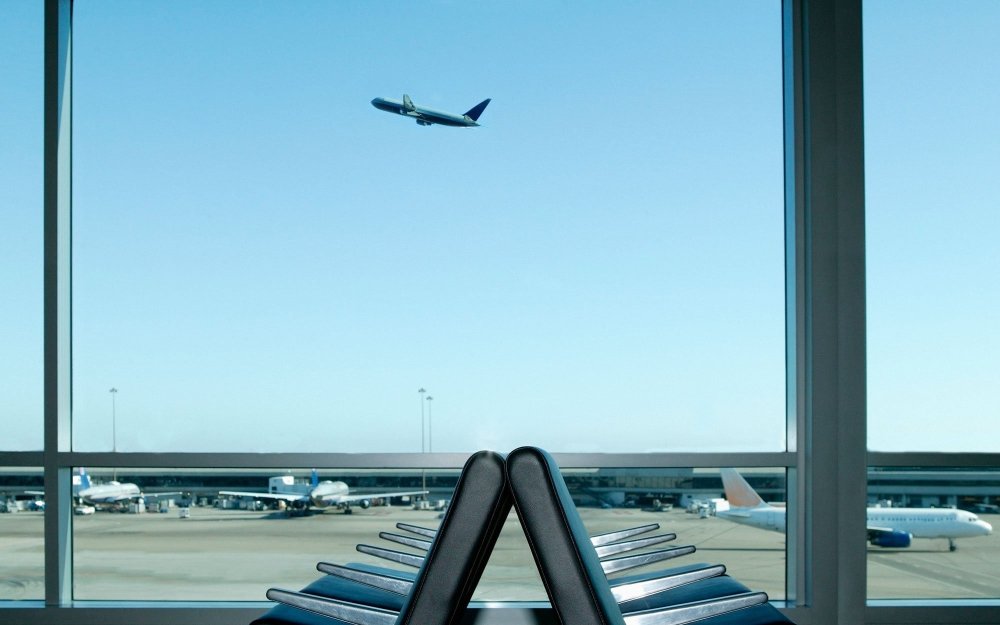 Самолет из окна аэропорта