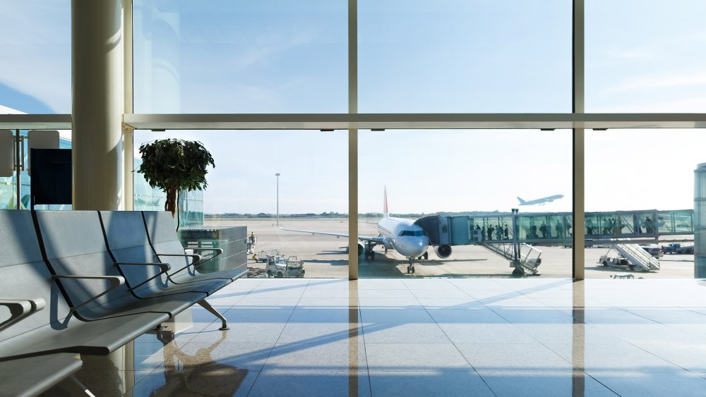 За окном взлетает самолет