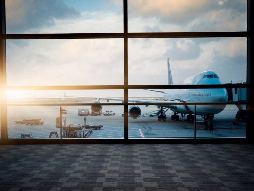 Вид из окна аэропорта на взлетную полосу