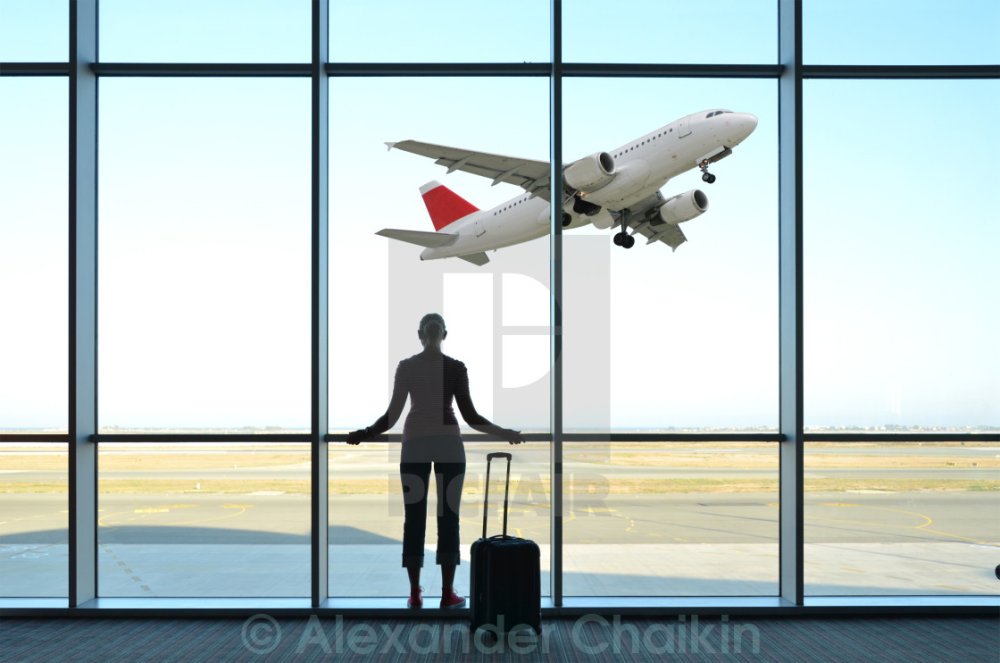 Самолет из окна аэропорта