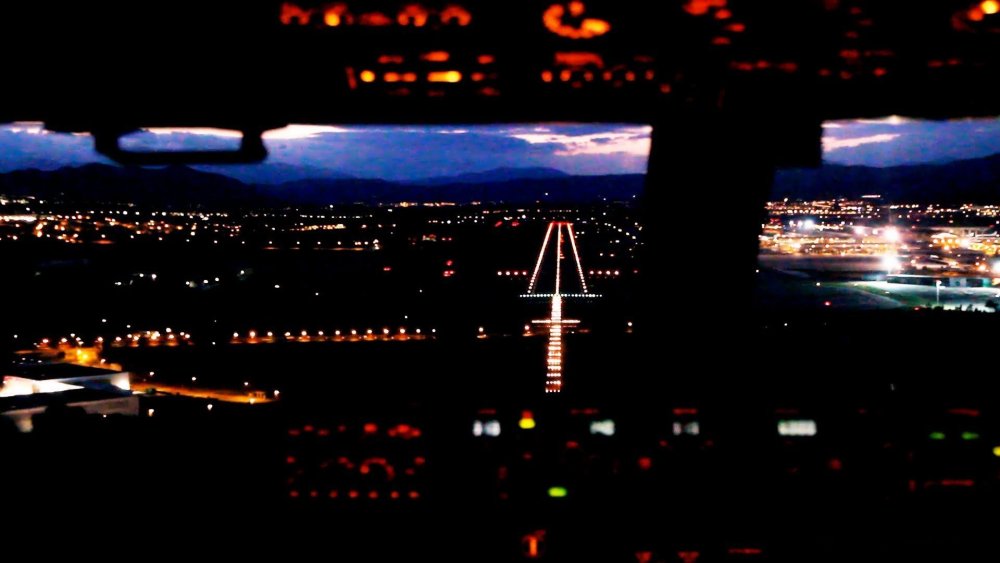 Самолет из окна аэропорта