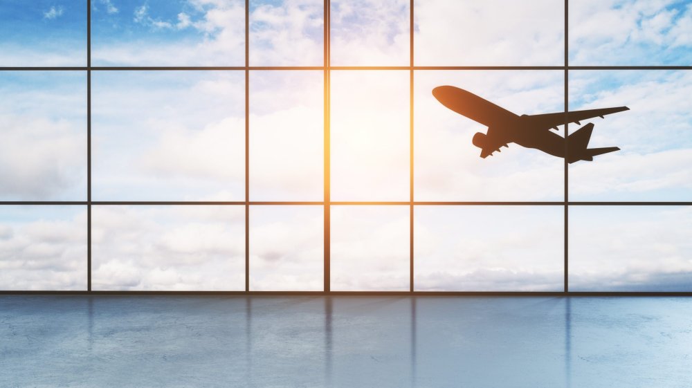 Вид из окна аэропорта на самолет