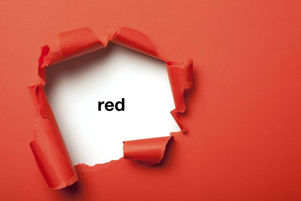 Рваная бумага на Красном фоне