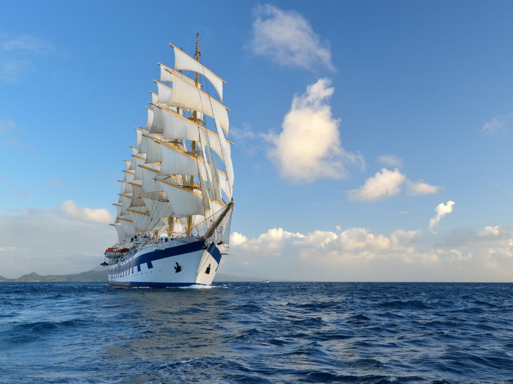 Парусник в море