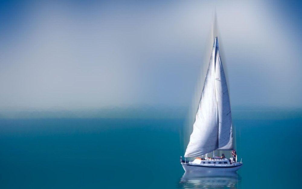 Белый корабль в море