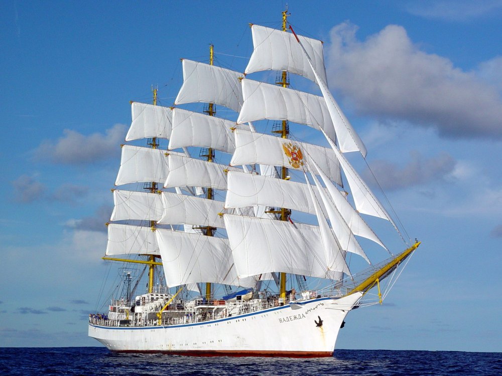 Одинокий корабль в море