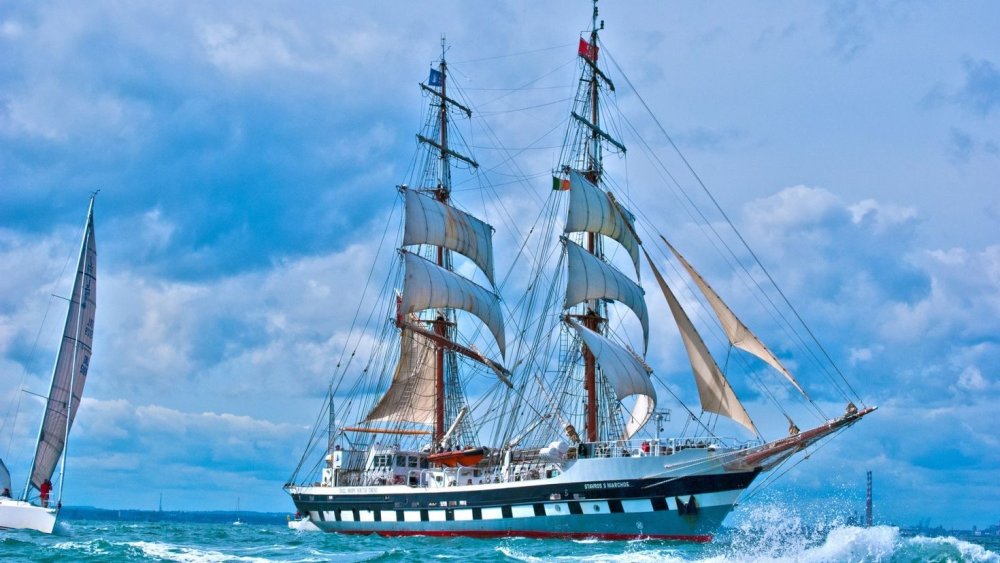 Красивый парусник