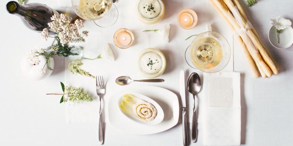 Тарелка на столе вид сверху