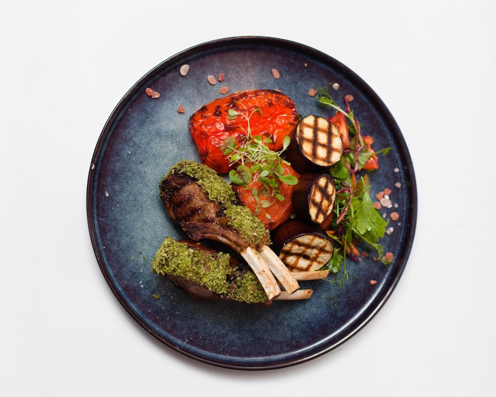 Ресторанные блюда на тарелке