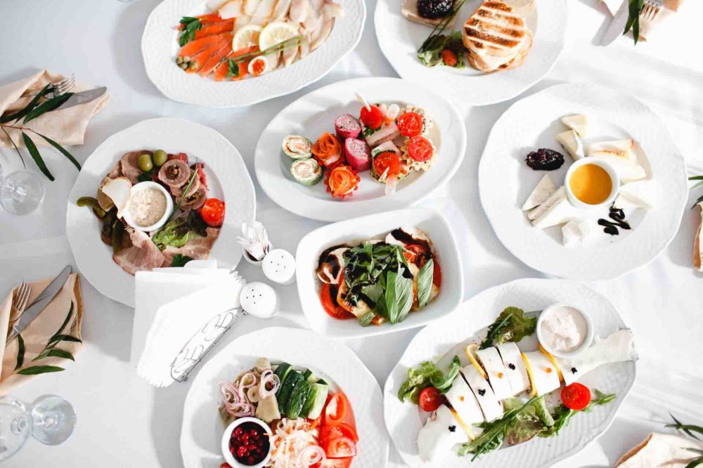 Блюда на белом столе вид сверху