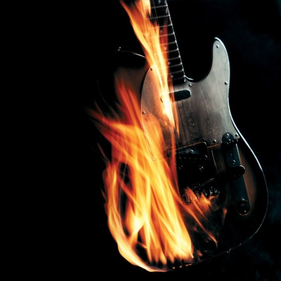 Огненная гитара на черном фоне