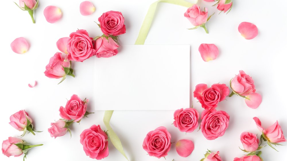 Цветы на столе вид сверху