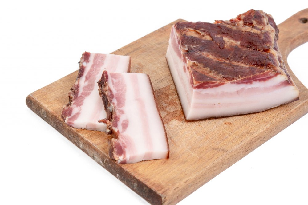 Сало порезанное ломтиками